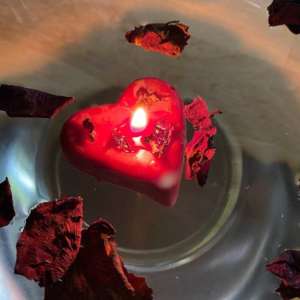 Pack Of 25 Floating Heart Love Candles